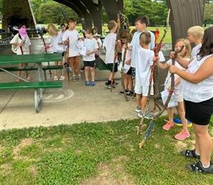 These future entrepreneurs are ready to furnish their bug hotels! 